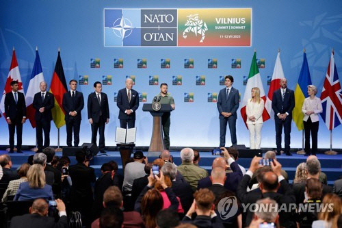 (주요 7개국(G7) 및 우크라이나 정상이 12일(현지시간) 리투아니아 빌뉴스에서 공동 언론 발표를 하고 있다. 빌뉴스[리투아니아] 로이터=연합뉴스